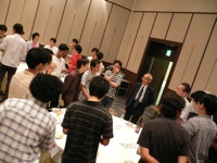 先生方を囲む若手参加者 記念パーティーの様子02