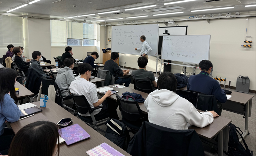 空港のターンテーブルの周りに集まっている人たち

中程度の精度で自動的に生成された説明