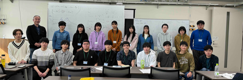屋内, 天井, 人, テーブル が含まれている画像

自動的に生成された説明